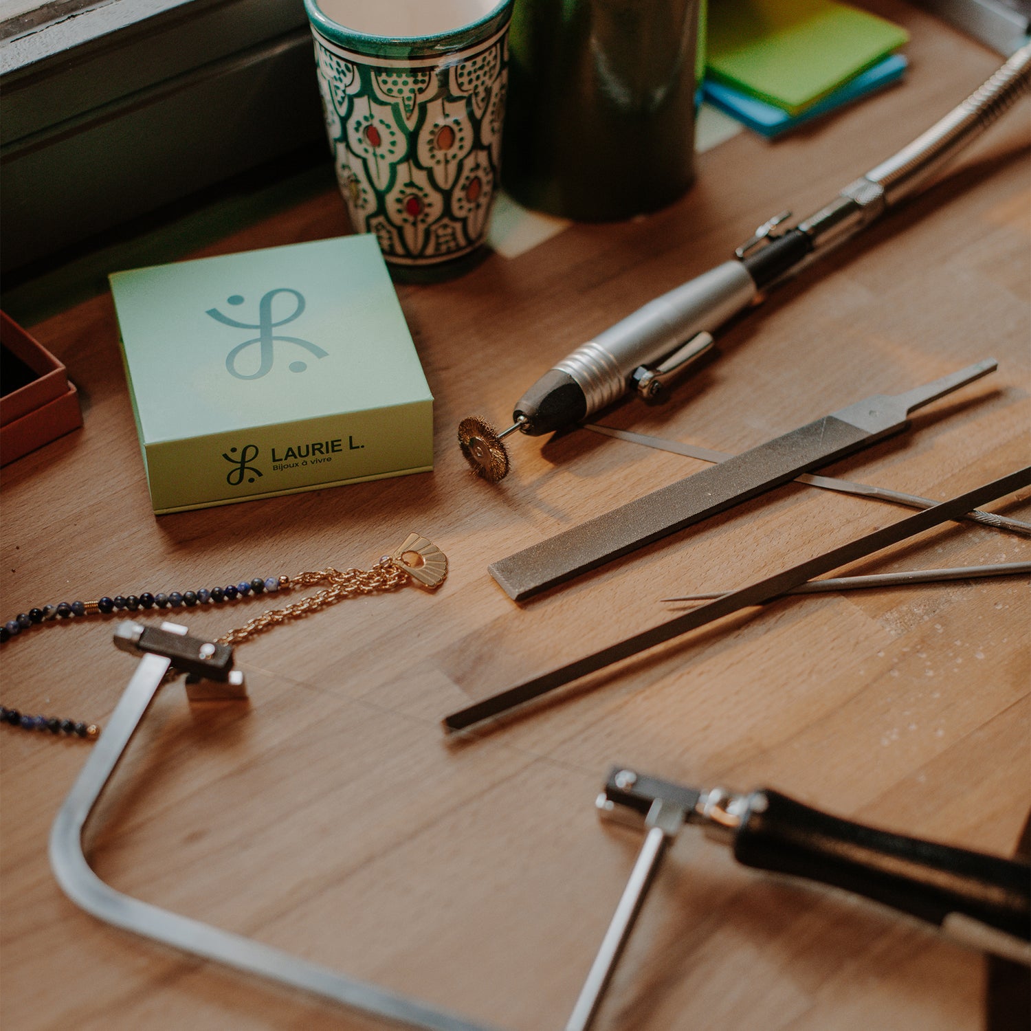 Marque de bijoux LAURIE L. Bijoux façonnés dans l'atelier de la marque