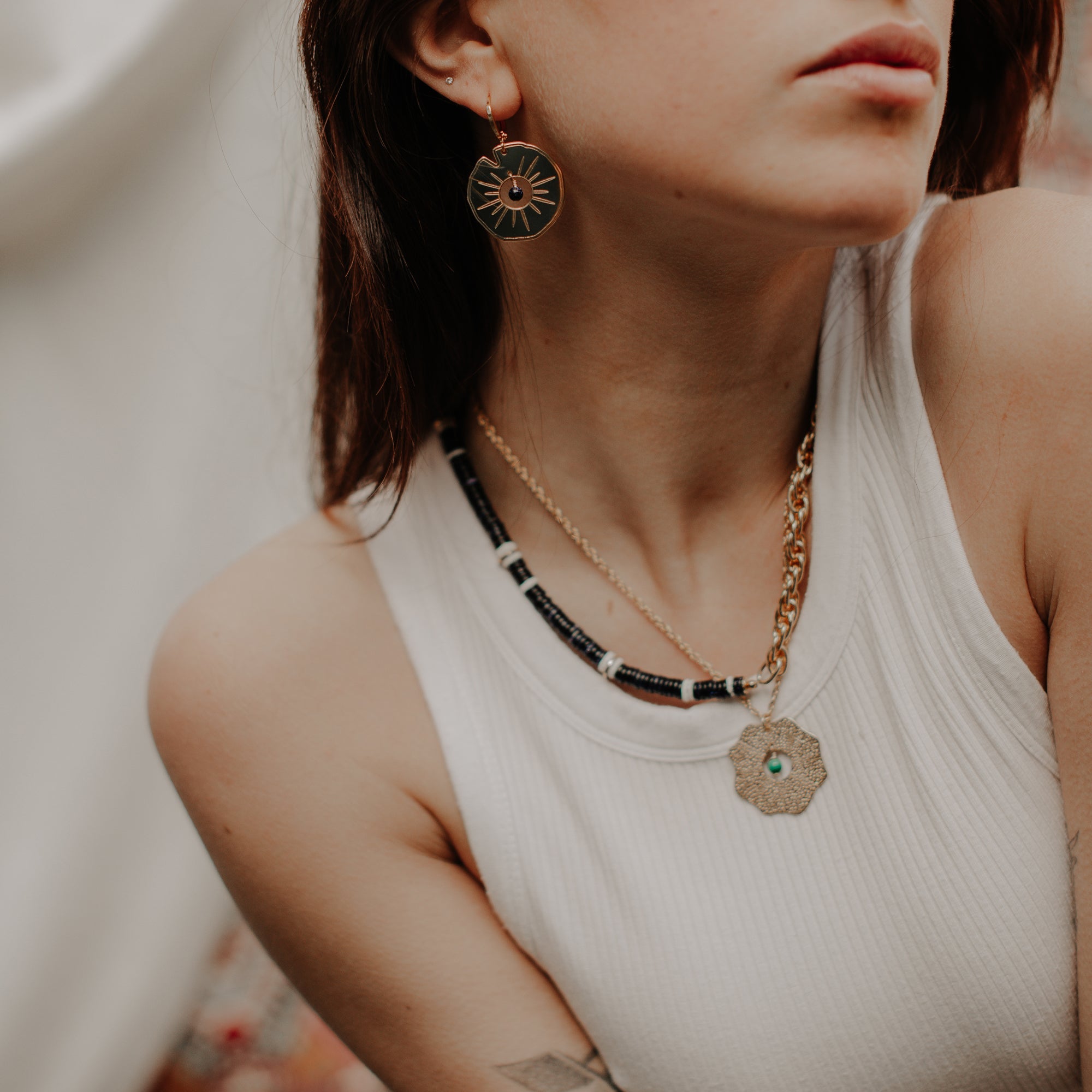 Collier bi-matière plaqué or et perles sans fermoir facile à vivre