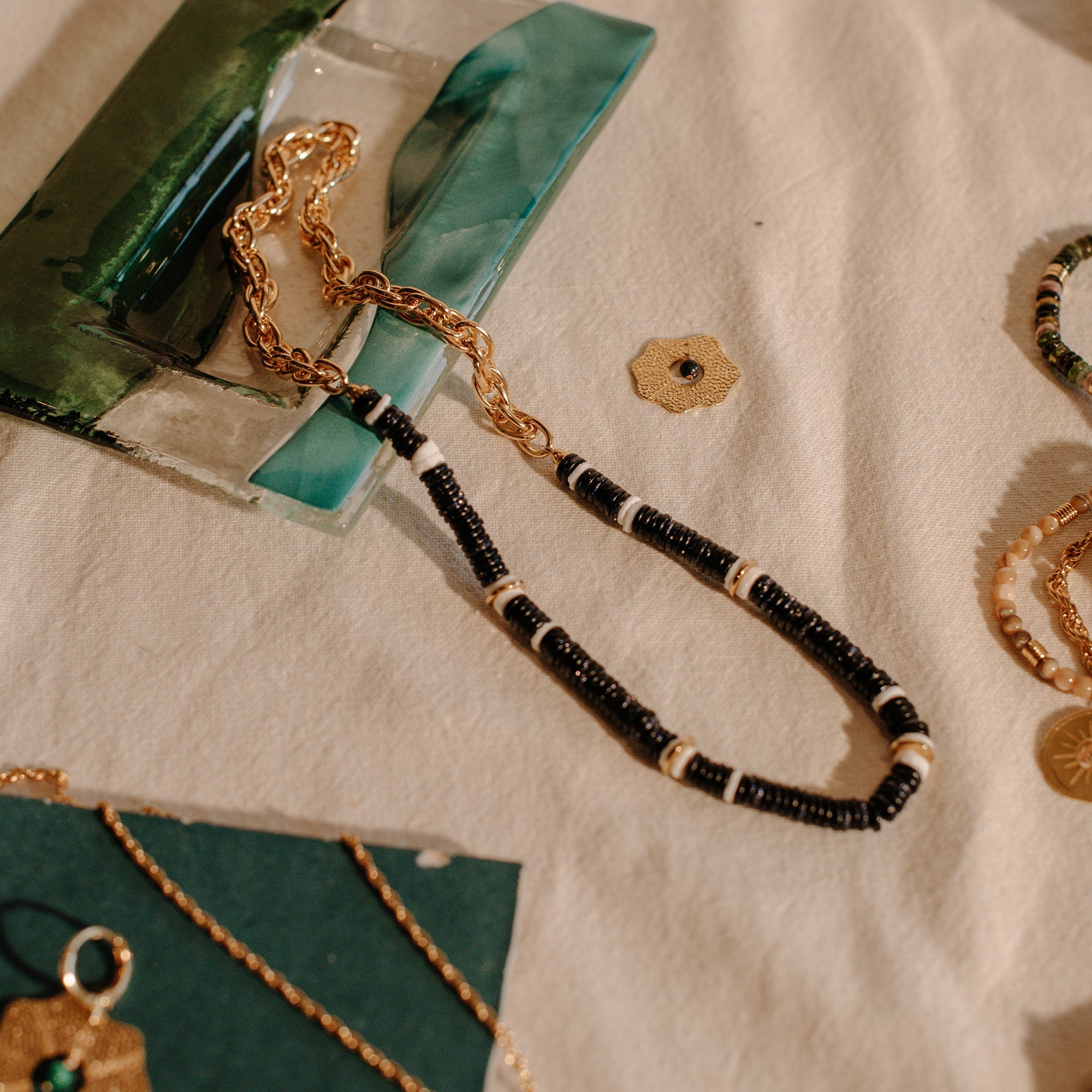 Collier bi-matière plaqué or et perles sans fermoir facile à vivre
