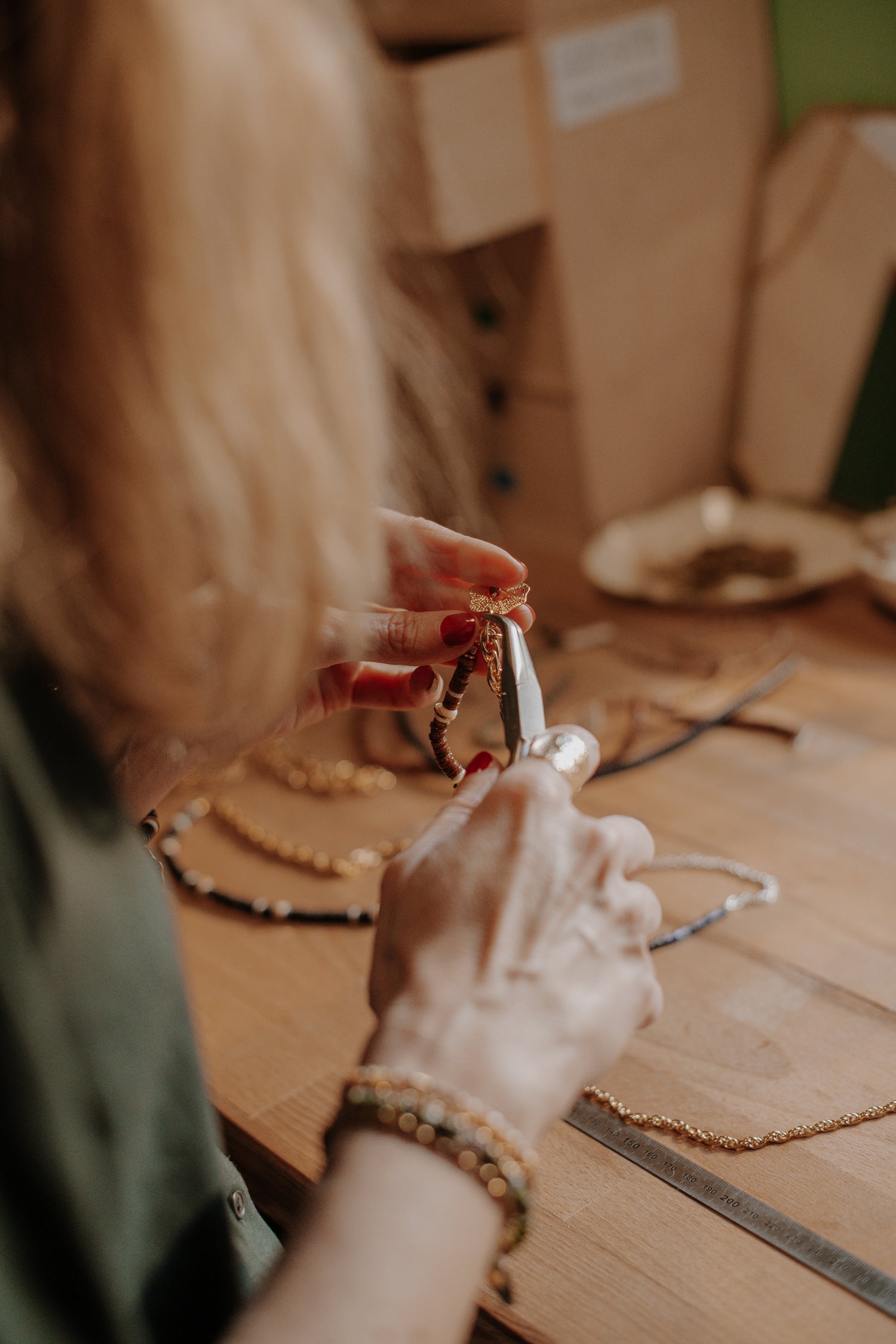 Atleier de la marque de bijoux qui propose des modèles précieux exclusifs fabriqués en France