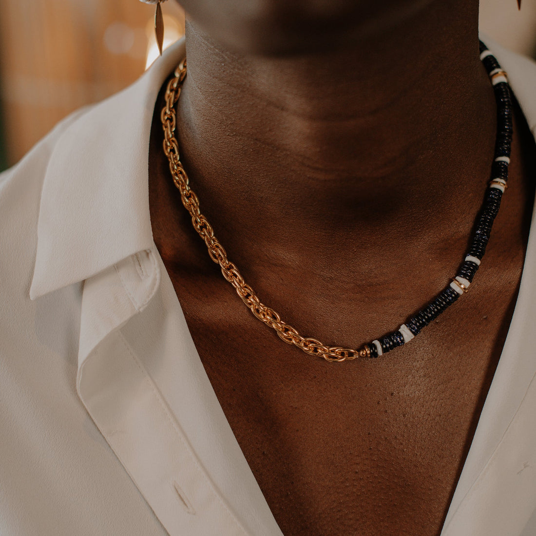 Collier bi-matière plaqué or et perles sans fermoir facile à vivre