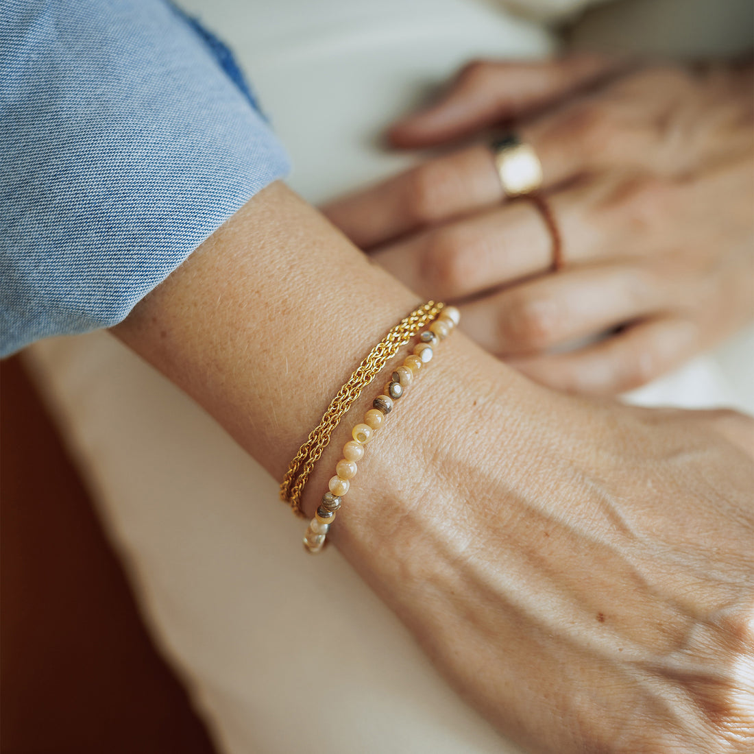 bracelet femme sans fermoir en nacre abalone et plaqué or Laurie L.