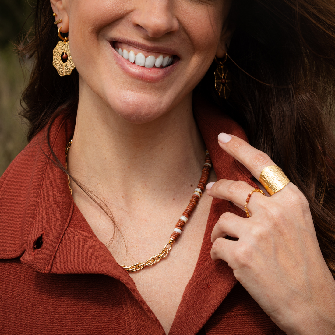 Collier bi-matière plaqué or et perles sans fermoir facile à vivre