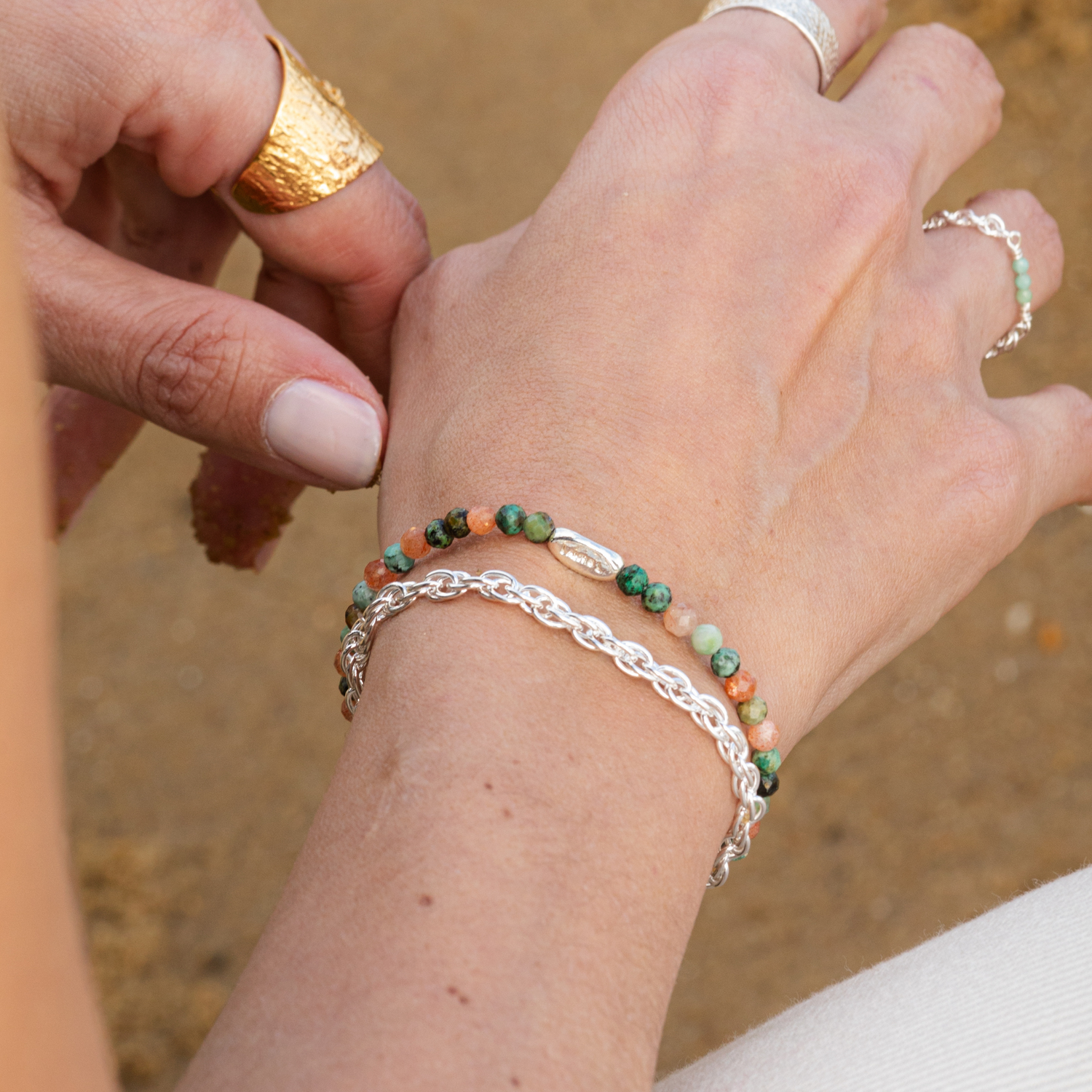 Bracelet or et pierres naturelles sans fermoir