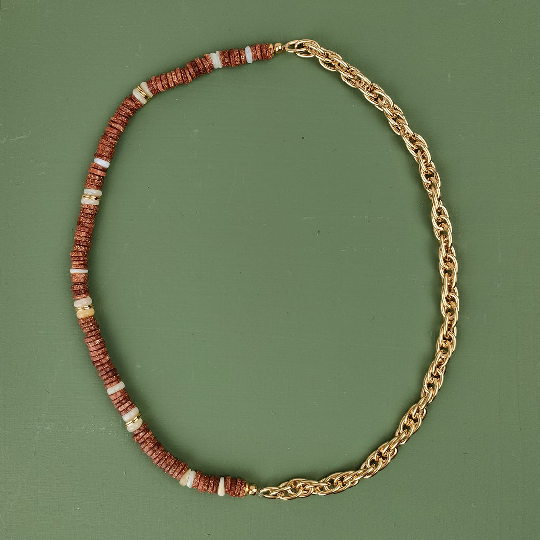 Collier bi-matière plaqué or et perles sans fermoir facile à vivre 